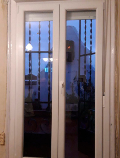 Ventana de aluminio blanco instalada por Aluminios Mayo